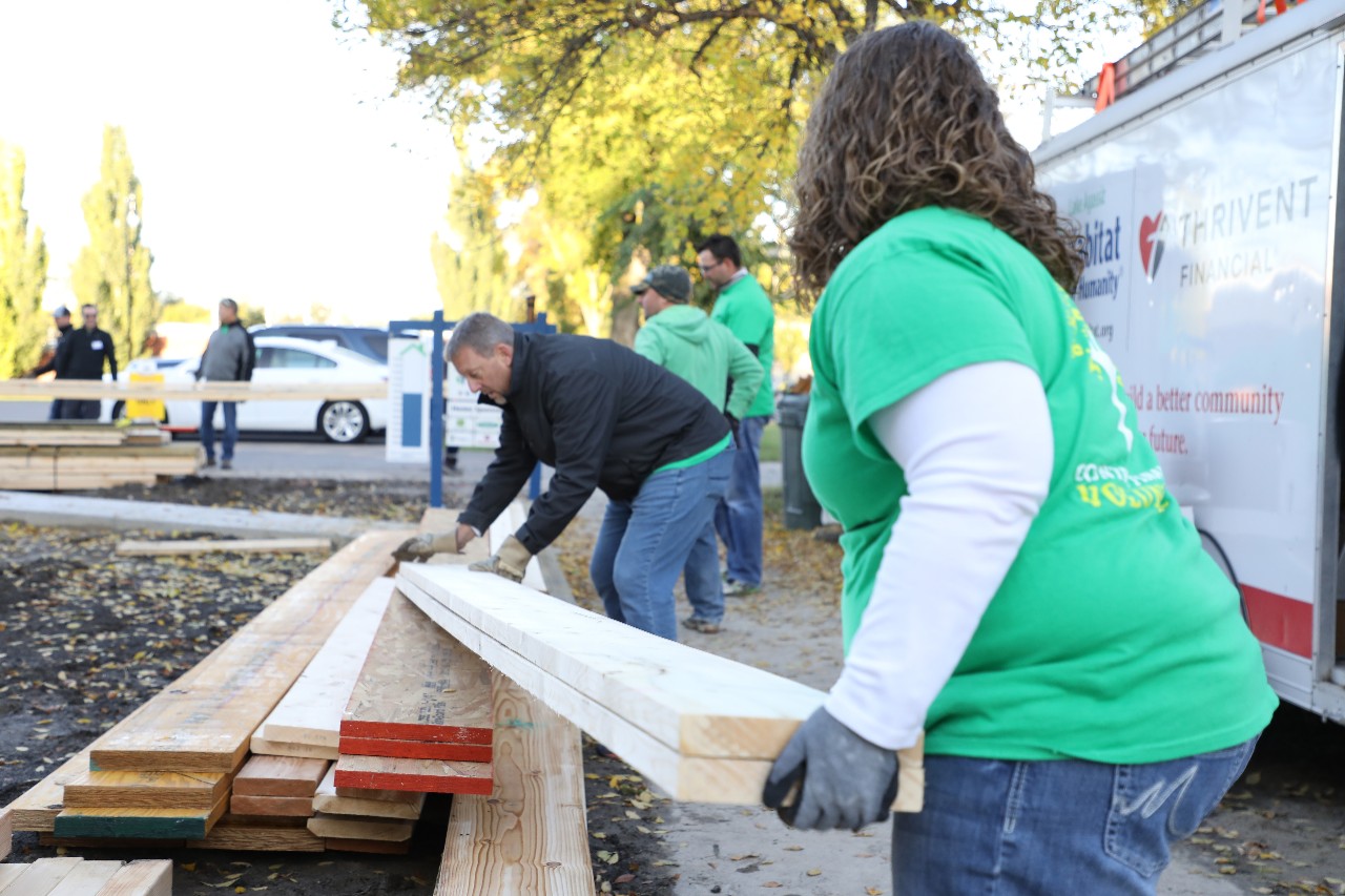 COUNTRY Financial corporate employees volunteering in community